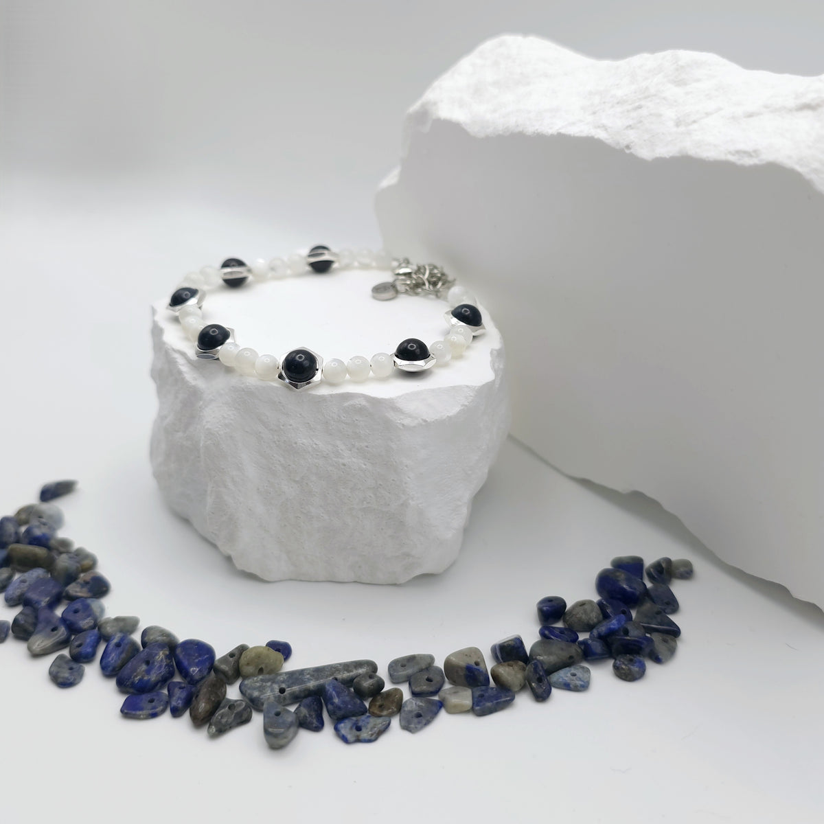 Blue-Black Tigers Eye & Conch Shell Beaded Bracelet [For Dispelling Fear]